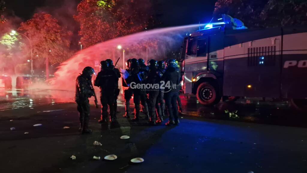 Derby ad alta tensione, scontri tra tifosi e guerriglia in corso De Stefanis