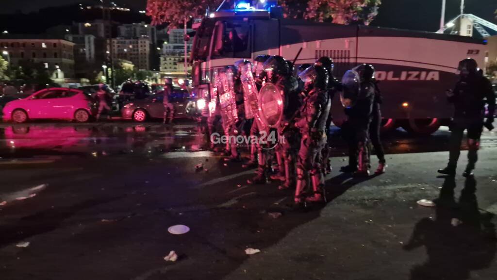 Derby ad alta tensione, scontri tra tifosi e guerriglia in corso De Stefanis