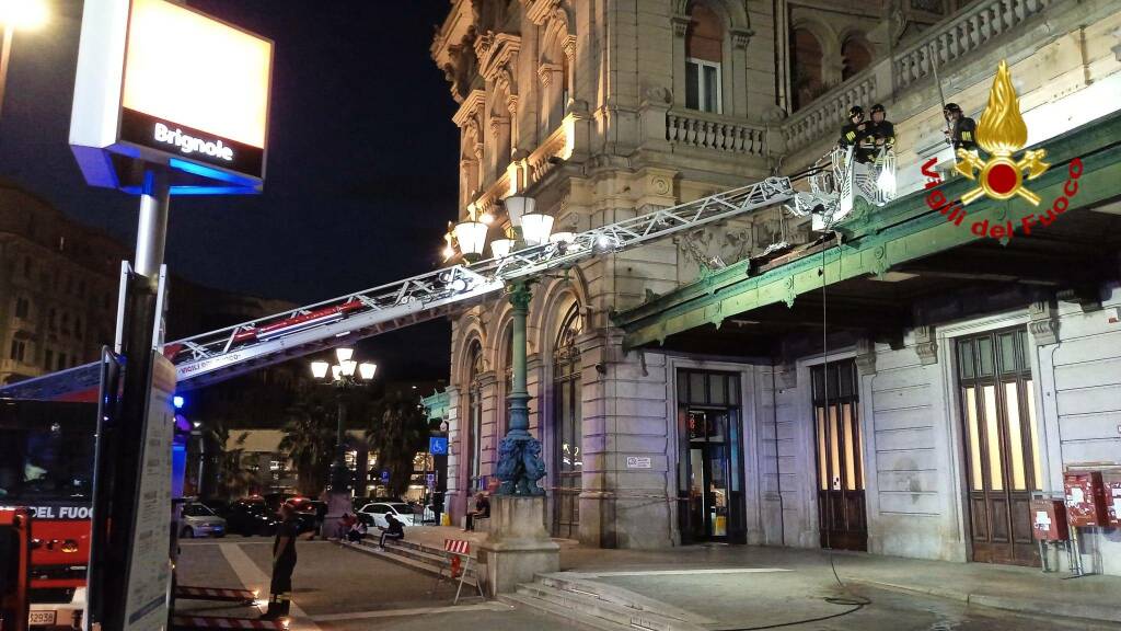 incendio brignole vigili del fuoco