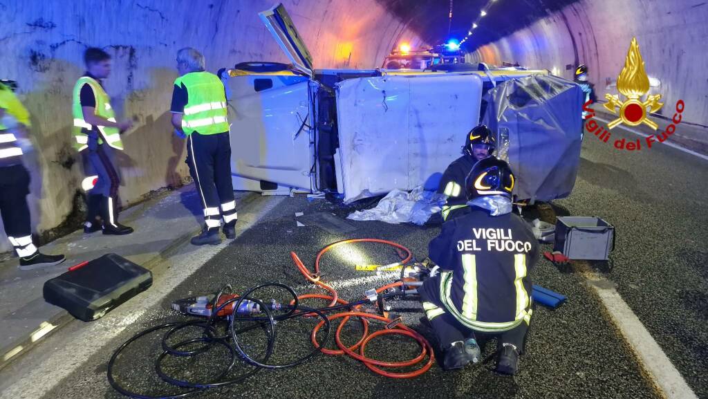 incidente galleria autostrada vigili del fuoco