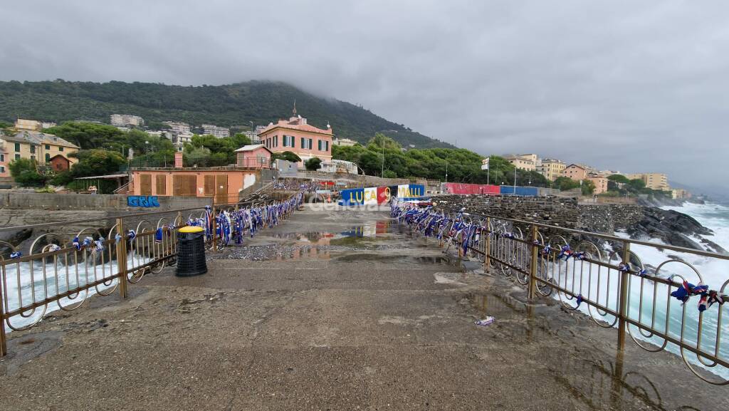 Vandalizzato il Molo dell'Amicizia a Quinto: tagliate sciarpe blucerchiate