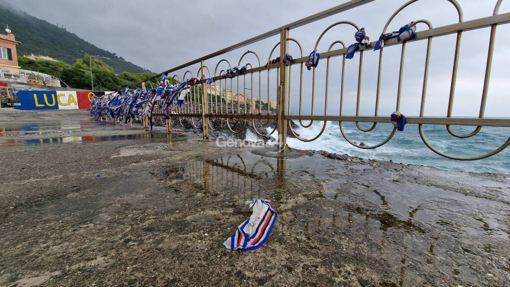 Vandalizzato il Molo dell'Amicizia a Quinto: tagliate sciarpe blucerchiate