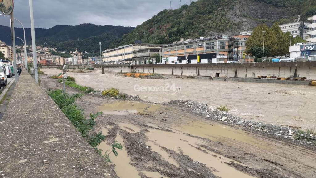 Cilindri del cantiere dello scolmatore nel Bisagno