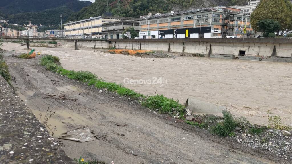 Cilindri del cantiere dello scolmatore nel Bisagno