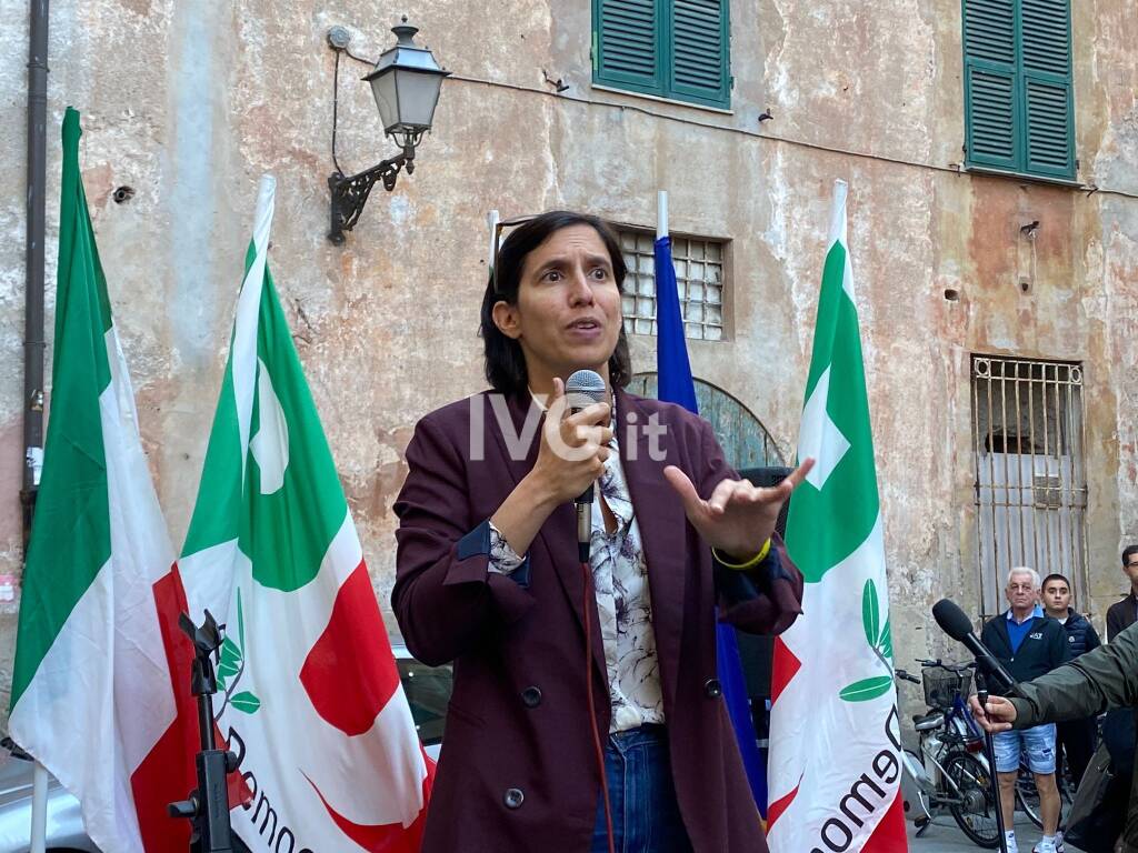 Elly Schlein comizio Albenga