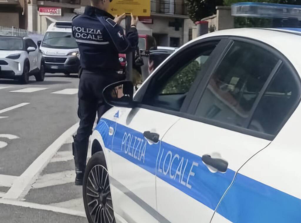 finale ligure polizia locale agente auto vigli generica giorno 