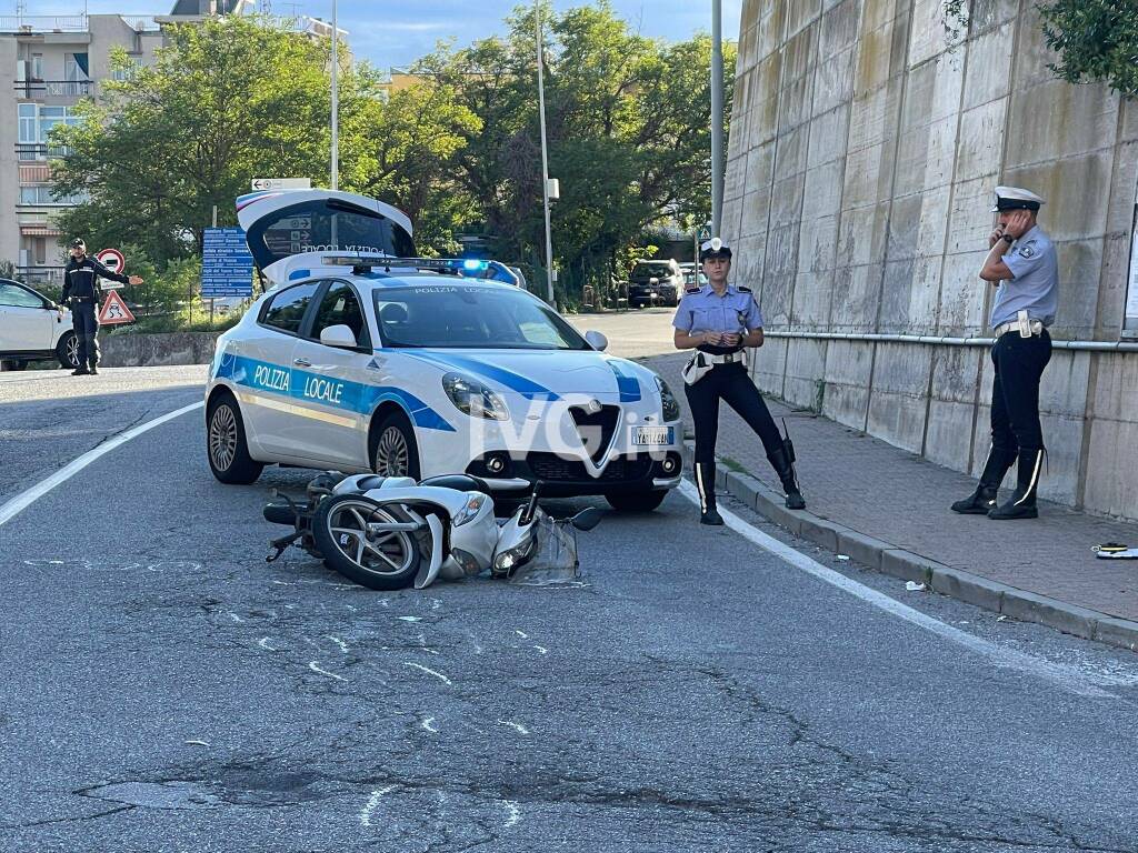 incidente via genova con polizia locale savona