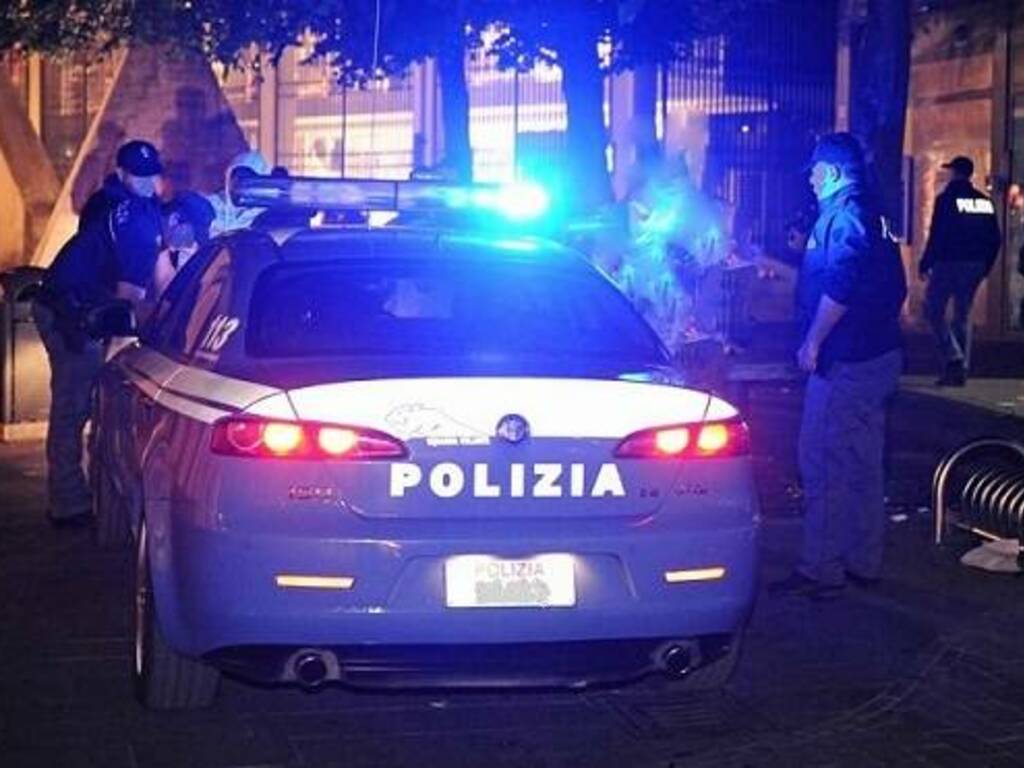 Picchia la compagna, semina il panico in un bar con un coltello e dà un pugno ad un carabiniere: arrestato