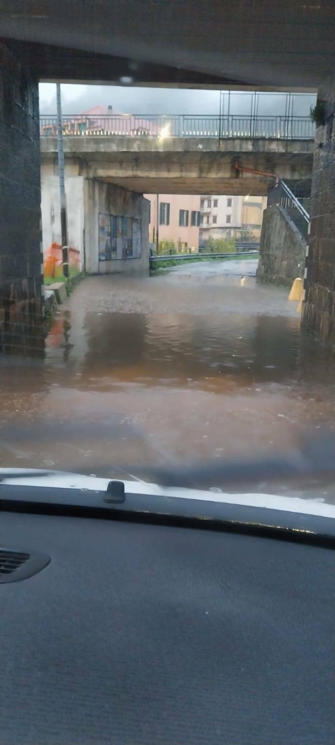 Maltempo, allagamenti a Genova durante l'allerta meteo