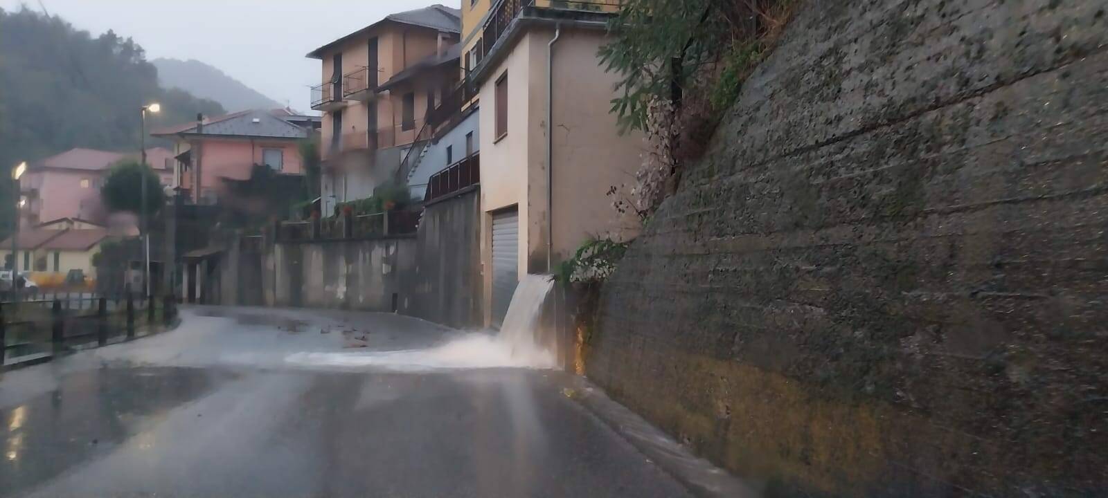 Maltempo, allagamenti a Genova durante l'allerta meteo