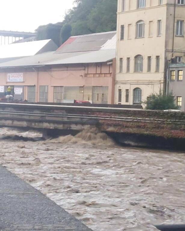 Maltempo, allagamenti a Genova durante l'allerta meteo