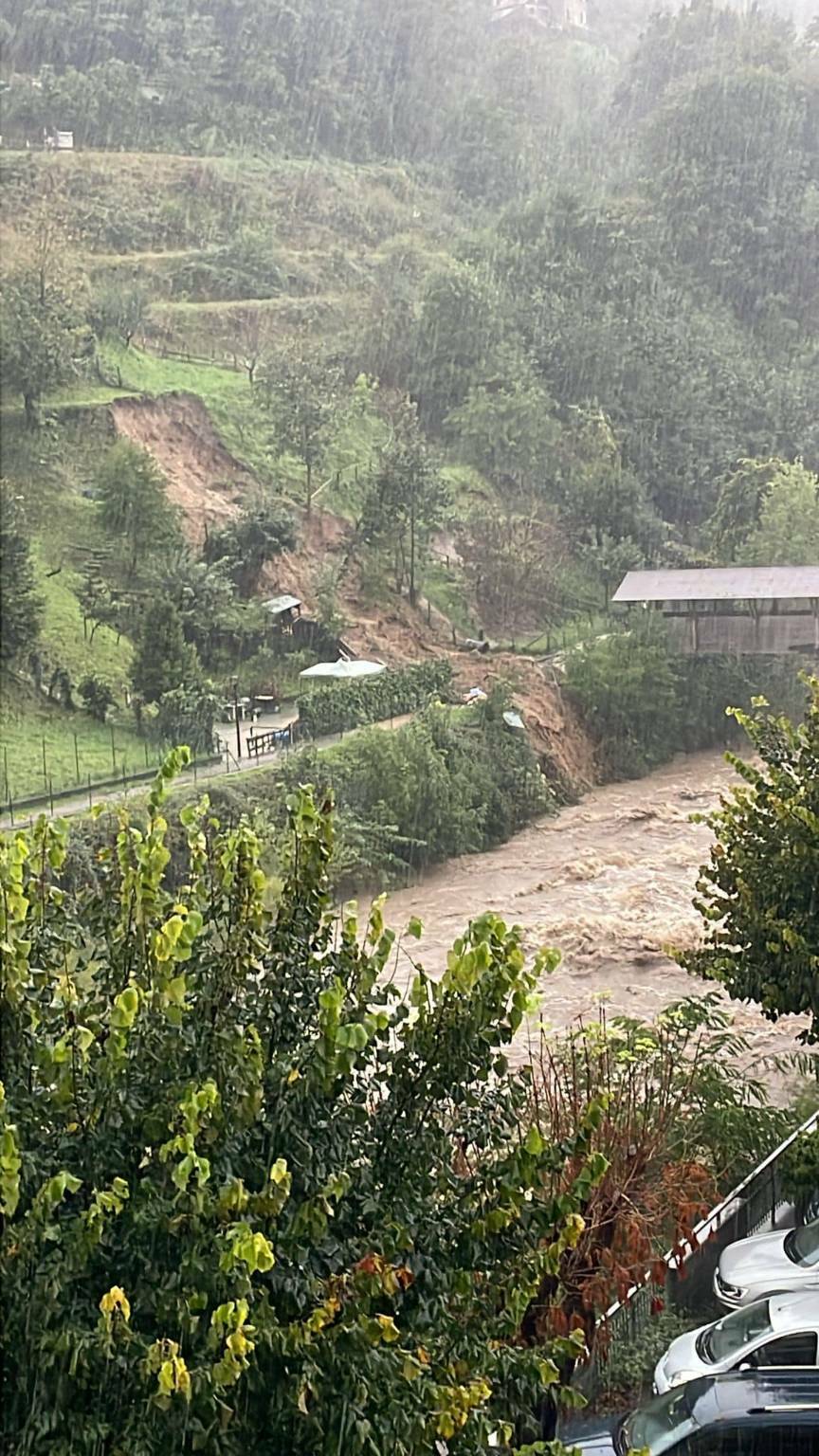 Maltempo, allagamenti a Genova durante l'allerta meteo