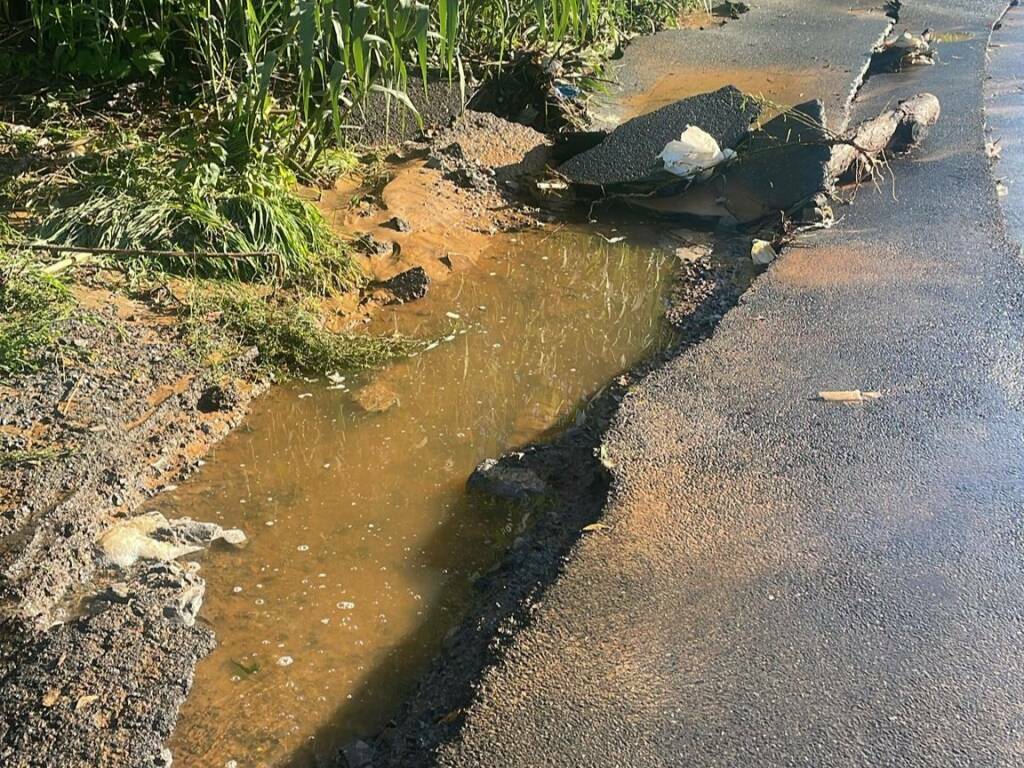 Maltempo, crollato un tratto di strada a Enesi