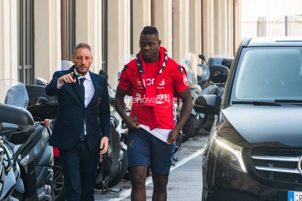 Mario Balotelli è del Genoa: le visite mediche 