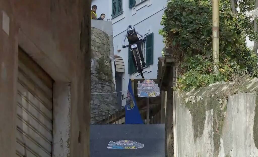 Red Bull Cerro Abajo, folla a Castelletto per assistere alla spettacolare gara di urban dowhill