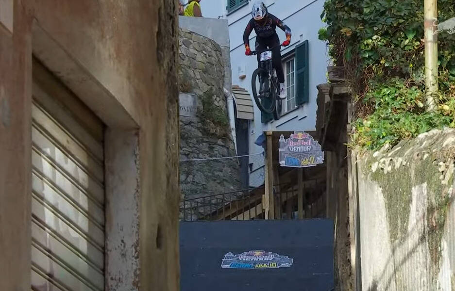 Red Bull Cerro Abajo, folla a Castelletto per assistere alla spettacolare gara di urban dowhill