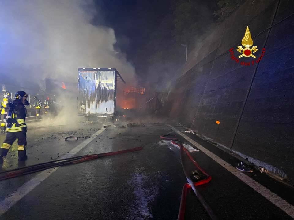 Scontro tra mezzi pesanti in A26, camion prende fuoco: quattro feriti e autostrada bloccata