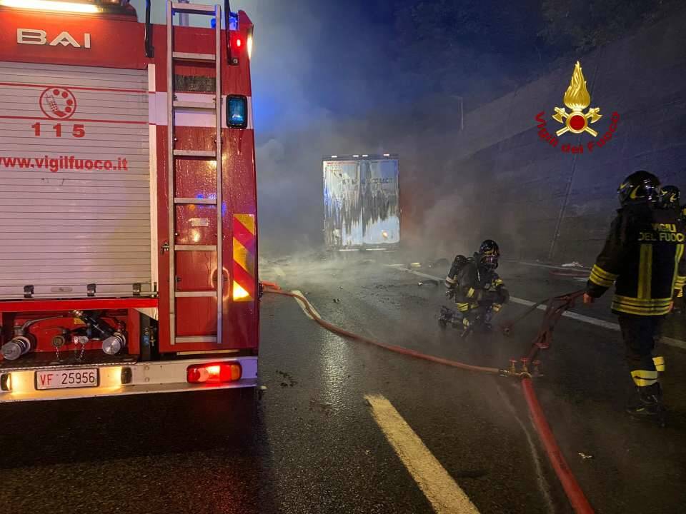 Scontro tra mezzi pesanti in A26, camion prende fuoco: quattro feriti e autostrada bloccata