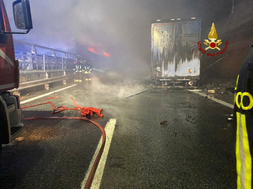 Scontro tra mezzi pesanti in A26, camion prende fuoco: quattro feriti e autostrada bloccata