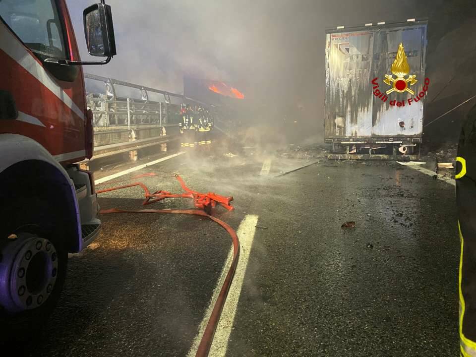 Scontro tra mezzi pesanti in A26, camion prende fuoco: quattro feriti e autostrada bloccata