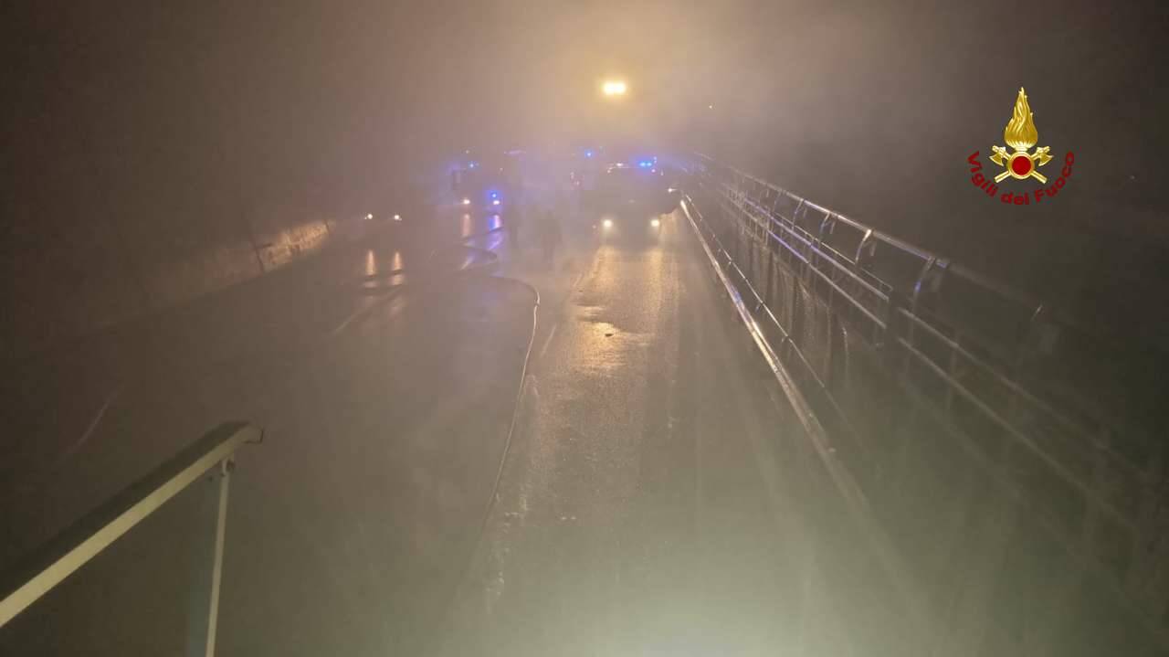 Scontro tra mezzi pesanti in A26, camion prende fuoco: quattro feriti e autostrada bloccata