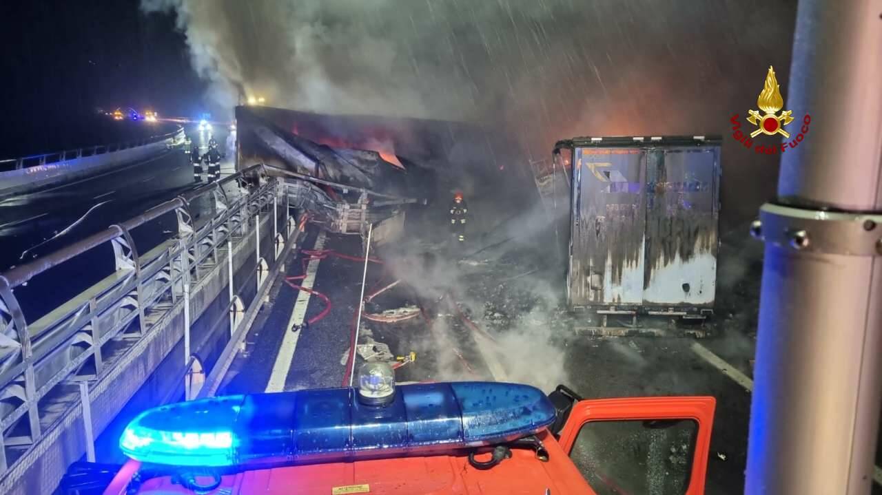 Scontro tra mezzi pesanti in A26, camion prende fuoco: quattro feriti e autostrada bloccata