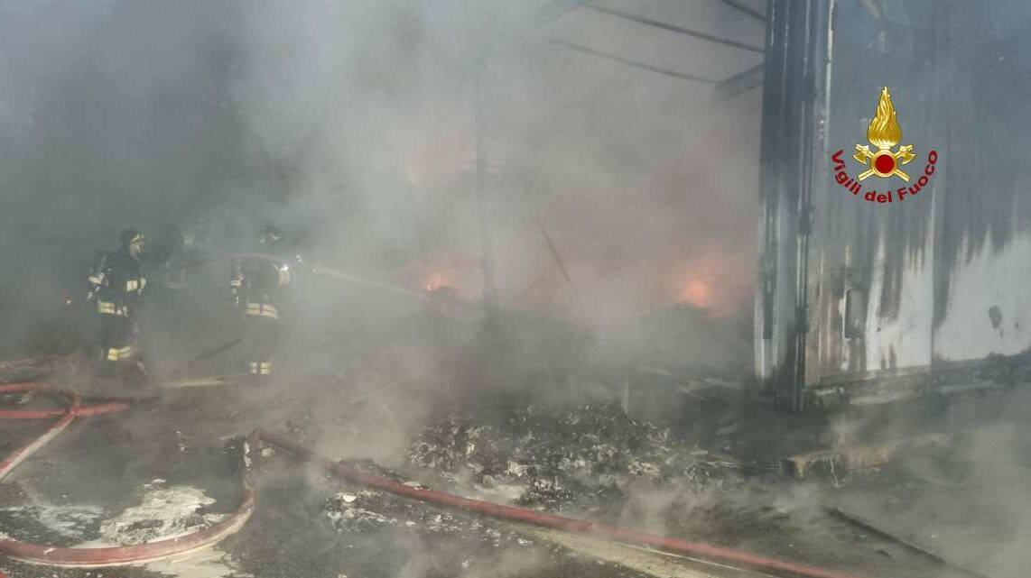 Scontro tra mezzi pesanti in A26, camion prende fuoco: quattro feriti e autostrada bloccata