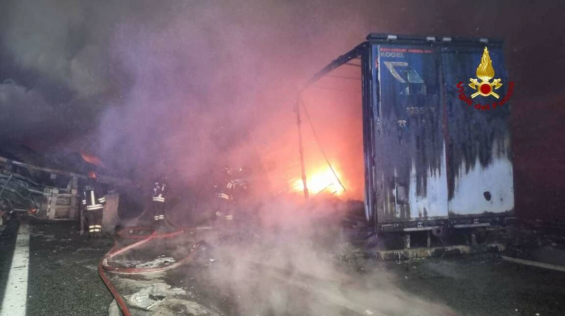 Scontro tra mezzi pesanti in A26, camion prende fuoco: quattro feriti e autostrada bloccata