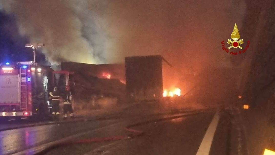 Scontro tra mezzi pesanti in A26, camion prende fuoco: quattro feriti e autostrada bloccata