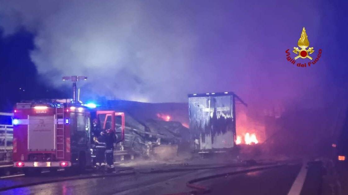 Scontro tra mezzi pesanti in A26, camion prende fuoco: quattro feriti e autostrada bloccata