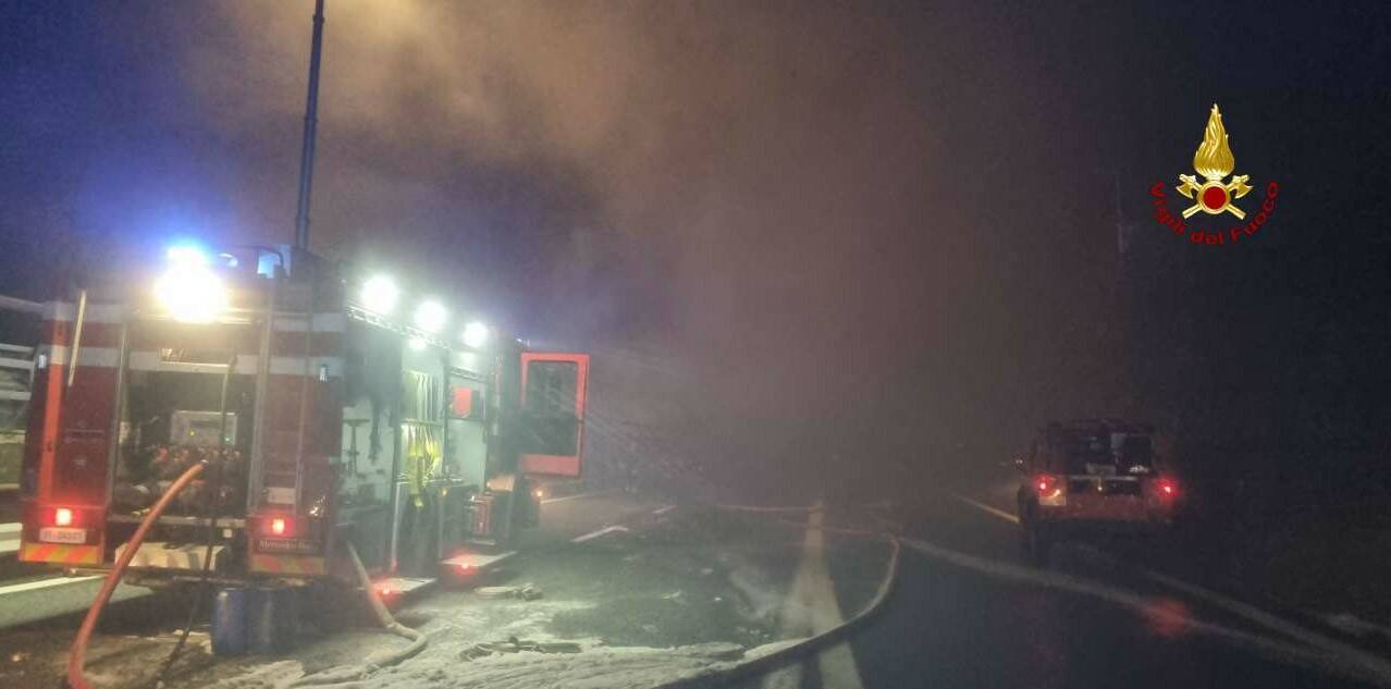 Scontro tra mezzi pesanti in A26, camion prende fuoco: quattro feriti e autostrada bloccata