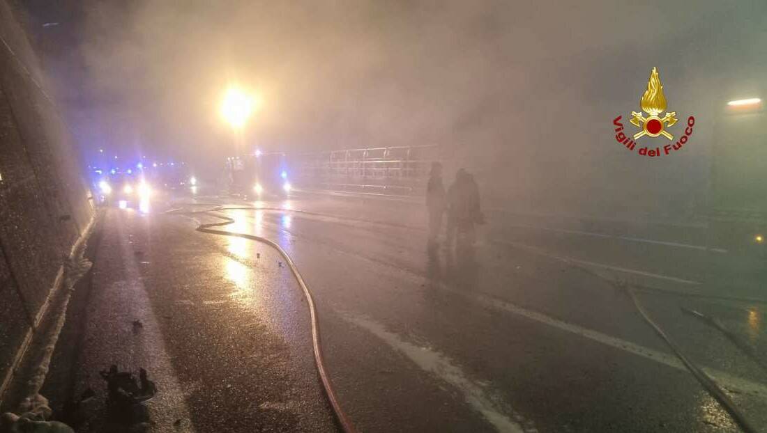 Scontro tra mezzi pesanti in A26, camion prende fuoco: quattro feriti e autostrada bloccata