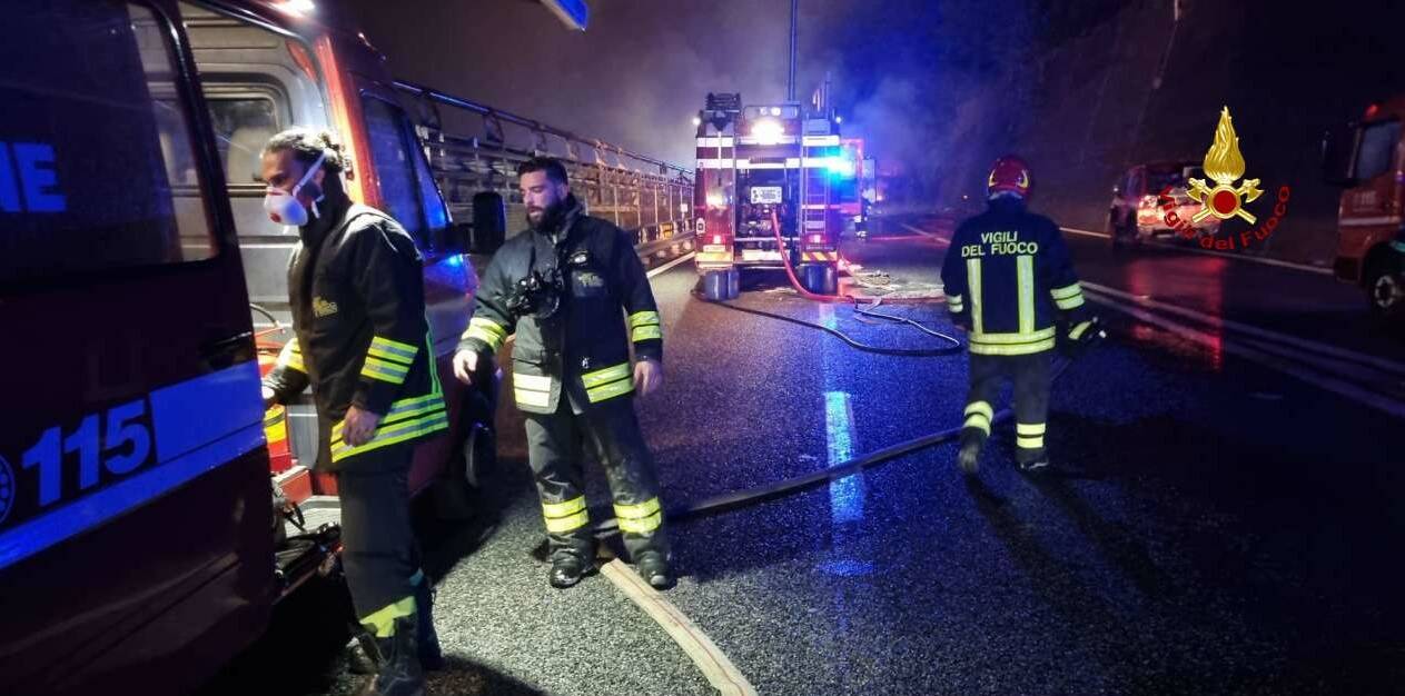 Scontro tra mezzi pesanti in A26, camion prende fuoco: quattro feriti e autostrada bloccata