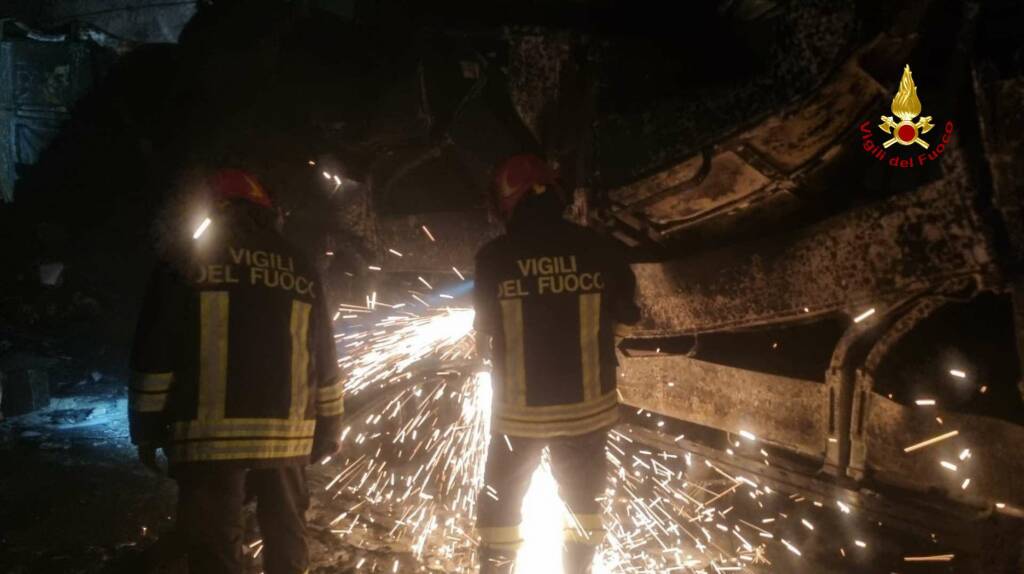 Scontro tra mezzi pesanti in A26, camion prende fuoco: quattro feriti e autostrada bloccata