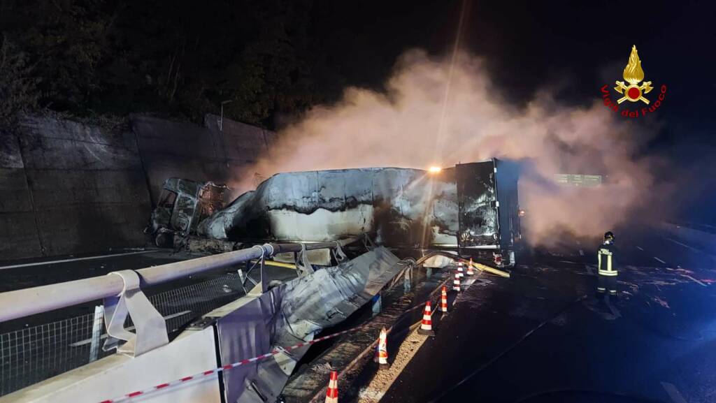 Scontro tra mezzi pesanti in A26, camion prende fuoco: quattro feriti e autostrada bloccata