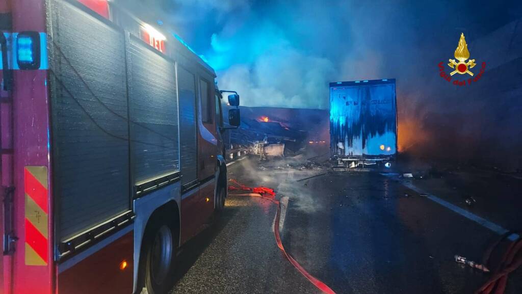 Scontro tra mezzi pesanti in A26, camion prende fuoco: quattro feriti e autostrada bloccata