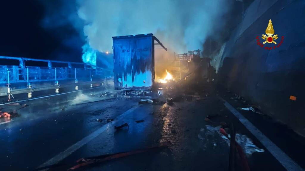 Scontro tra mezzi pesanti in A26, camion prende fuoco: quattro feriti e autostrada bloccata