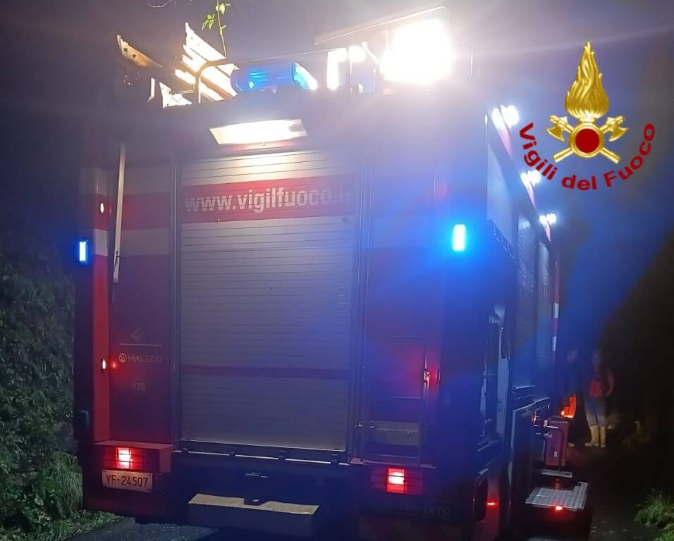 vigili del fuoco, notte, frana