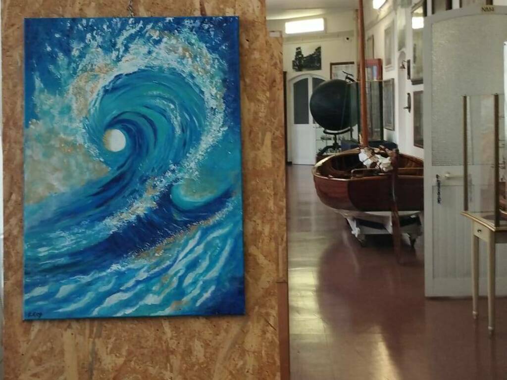 Elena Rusu l\'artista dall\'energia e dalla poesia infinita in esposizione alla Mostra Permanente delle Scienze Nautiche \"Ferraris Pancaldo\" a Savona