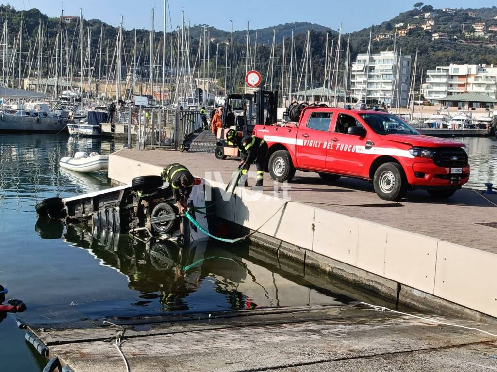 Furgone si inabissa in porto a Varazze