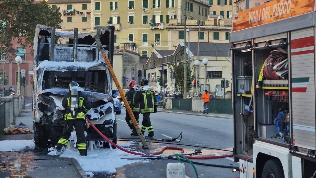 Incendio a Staglieno, camioncino a fuoco sul ponte Campanella