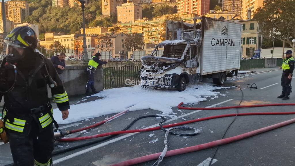 Incendio a Staglieno, camioncino a fuoco sul ponte Campanella