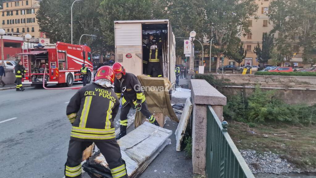 Incendio a Staglieno, camioncino a fuoco sul ponte Campanella