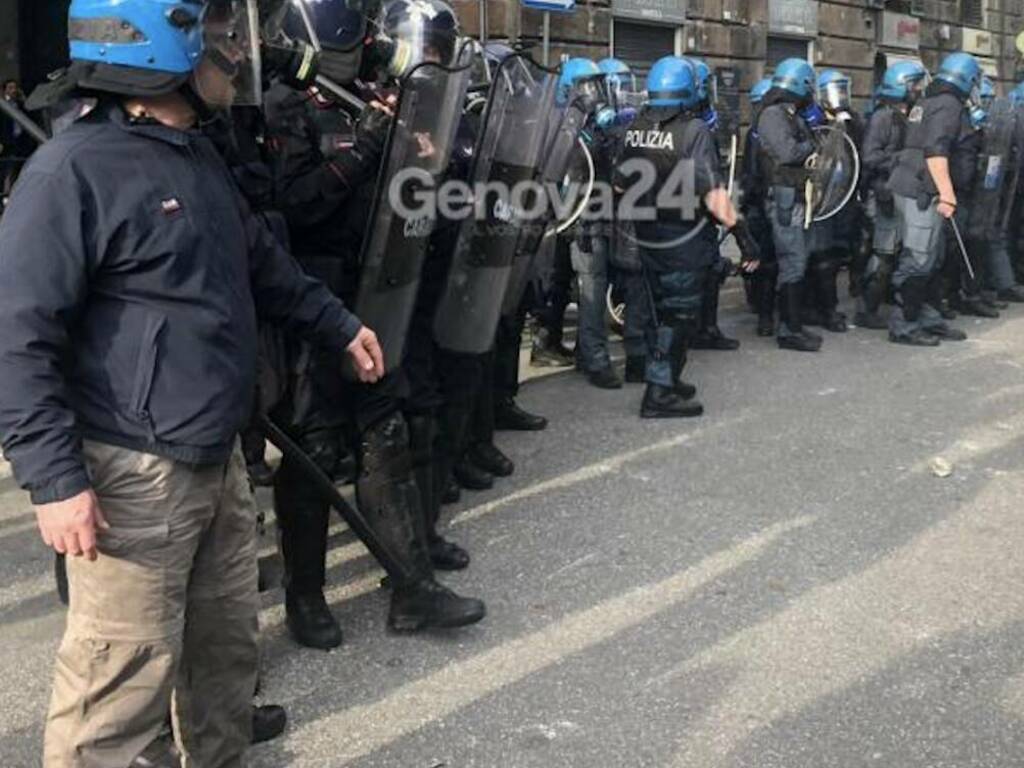 Il caso del liceo genovese a “lezione di manganello”, critiche dai sindacati e collettivi di studenti