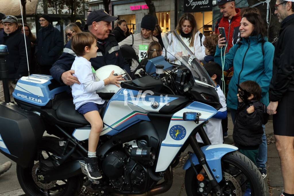 Poliziotti in piazza a Savona con mezzi 