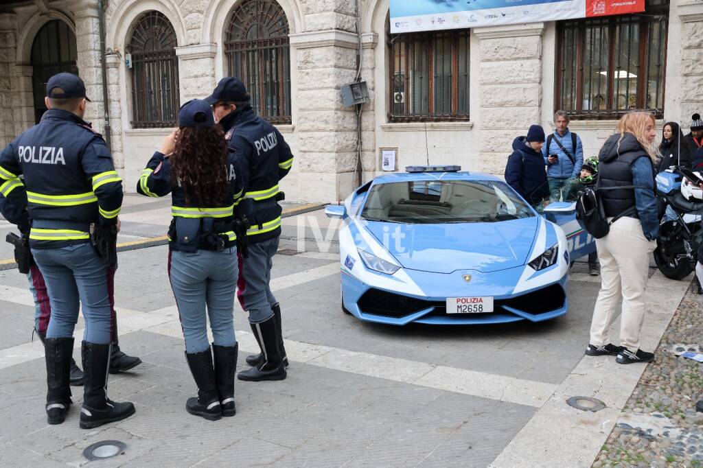 Poliziotti in piazza a Savona con mezzi 