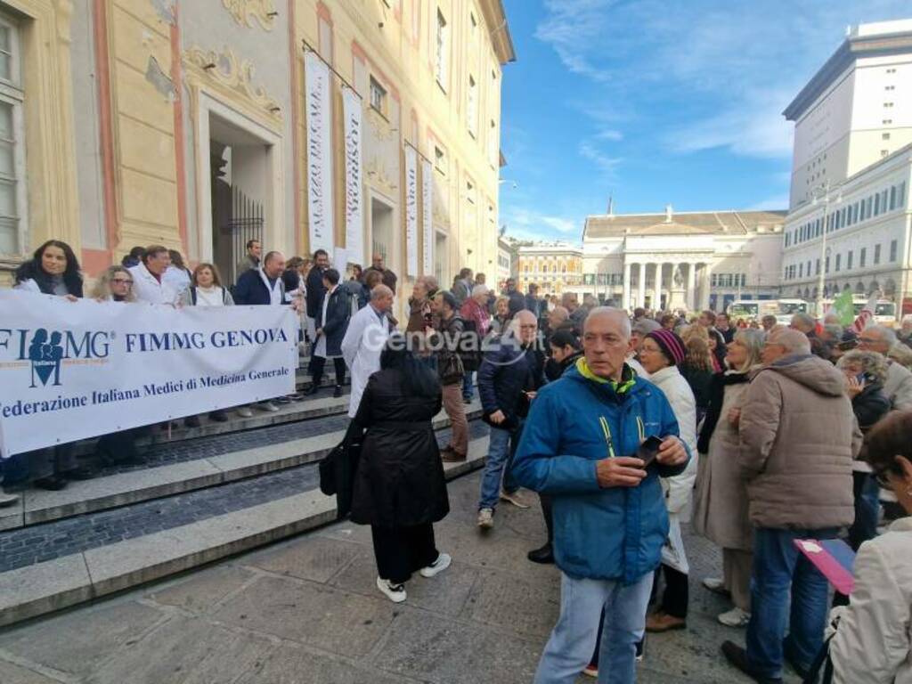 Sanità, il presidio dei medici di famiglia in piazza De Ferrari