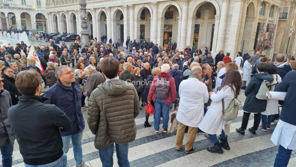 Sanità, il presidio dei medici di famiglia in piazza De Ferrari