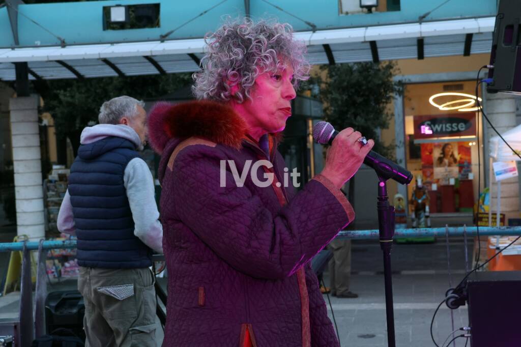 Savona, flash mob in piazza Sisto contro la violenza sulle donne