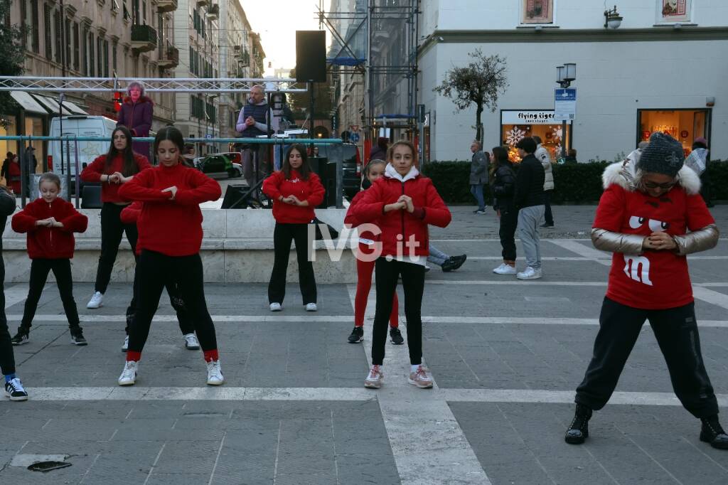 Savona, flash mob in piazza Sisto contro la violenza sulle donne